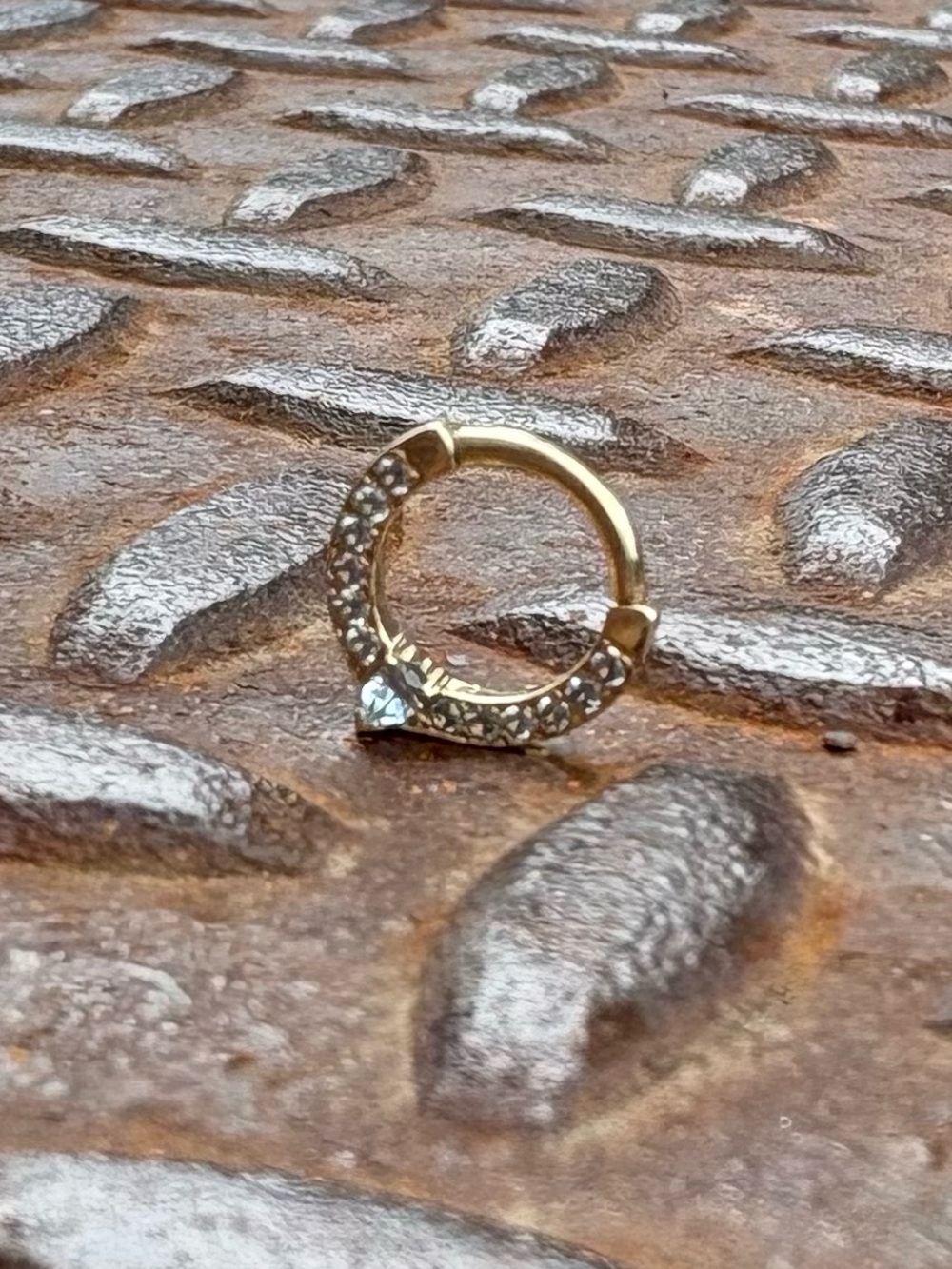 Bvla cherish pear hinge ring